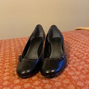 Bandolino Sz 8 black 2 1/2” heel